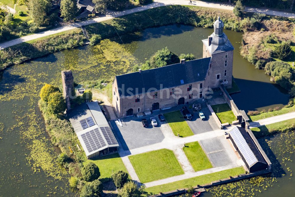 Tüschenbroich aus der Vogelperspektive: Wassergraben mit Wasserschloß Schloss in Tüschenbroich im Bundesland Nordrhein-Westfalen, Deutschland