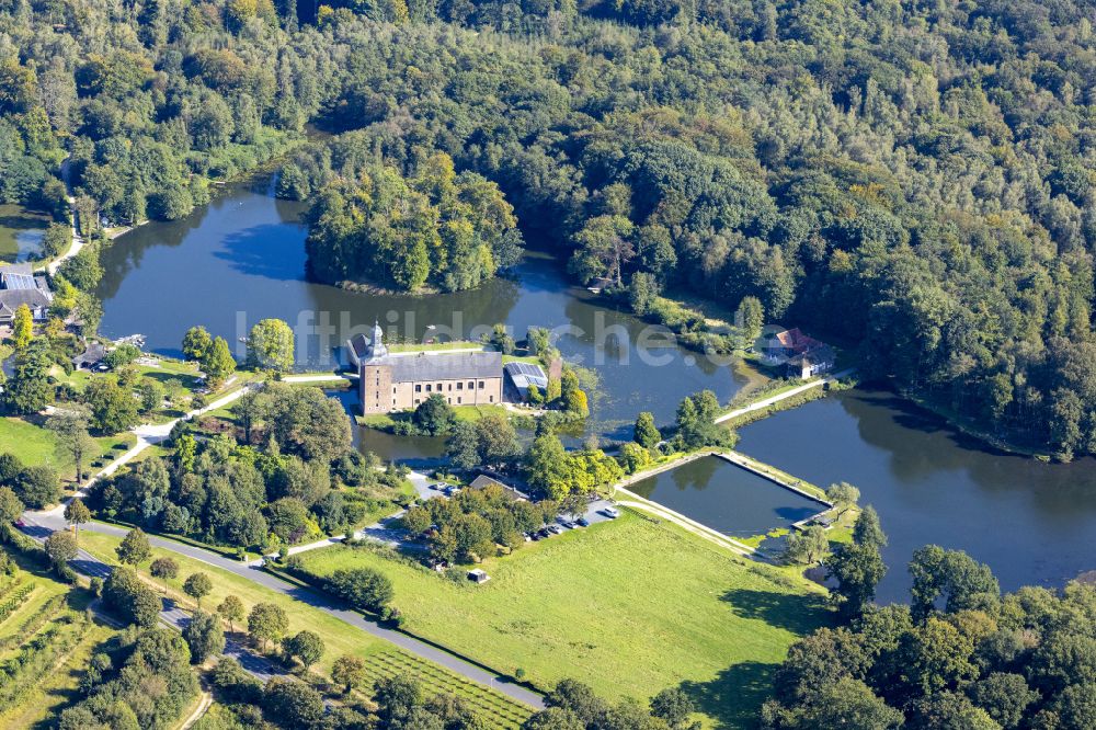 Luftaufnahme Tüschenbroich - Wassergraben mit Wasserschloß Schloss in Tüschenbroich im Bundesland Nordrhein-Westfalen, Deutschland