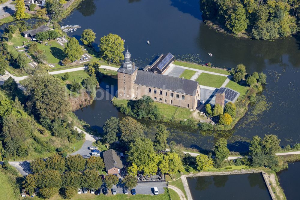 Tüschenbroich von oben - Wassergraben mit Wasserschloß Schloss in Tüschenbroich im Bundesland Nordrhein-Westfalen, Deutschland