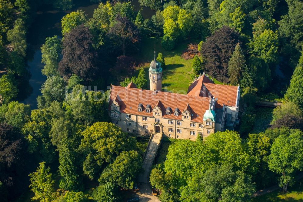 Löhne von oben - Wassergraben mit Wasserschloß Schloss Ulenburg in Löhne im Bundesland Nordrhein-Westfalen