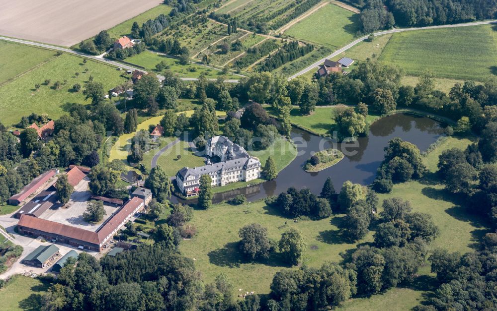 Rosendahl von oben - Wassergraben mit Wasserschloß Schloss Varlar in Rosendahl im Bundesland Nordrhein-Westfalen, Deutschland