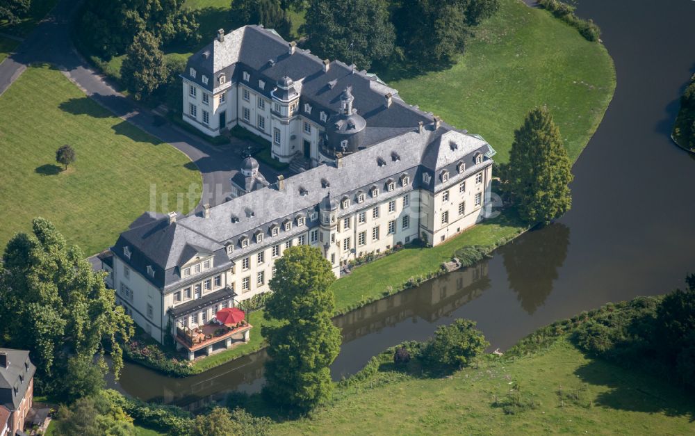 Rosendahl aus der Vogelperspektive: Wassergraben mit Wasserschloß Schloss Varlar in Rosendahl im Bundesland Nordrhein-Westfalen, Deutschland