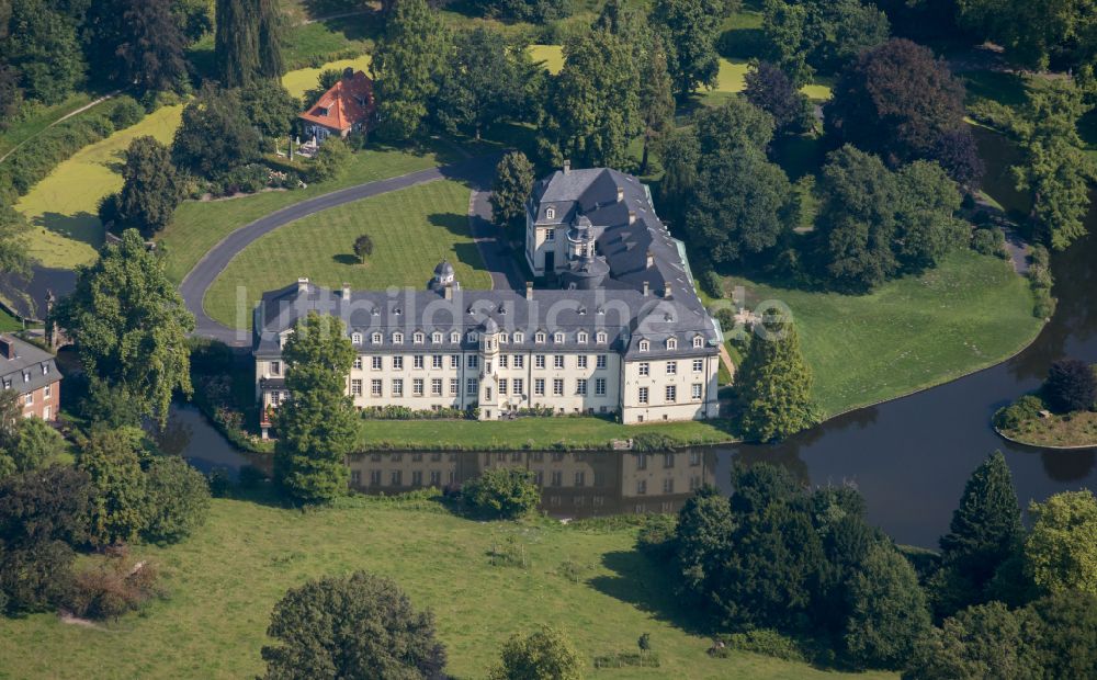 Luftaufnahme Rosendahl - Wassergraben mit Wasserschloß Schloss Varlar in Rosendahl im Bundesland Nordrhein-Westfalen, Deutschland