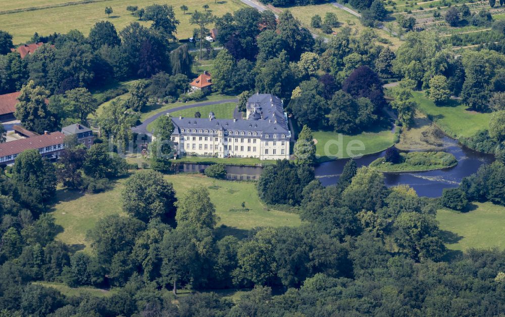 Luftaufnahme Rosendahl - Wassergraben mit Wasserschloß Schloss Varlar in Rosendahl im Bundesland Nordrhein-Westfalen, Deutschland