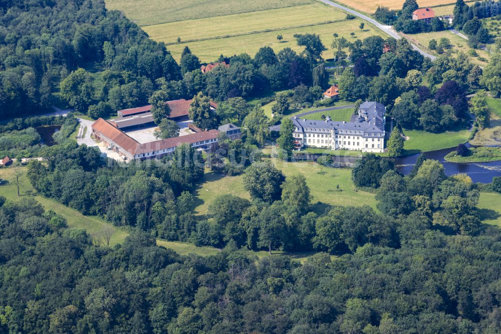 Rosendahl von oben - Wassergraben mit Wasserschloß Schloss Varlar in Rosendahl im Bundesland Nordrhein-Westfalen, Deutschland