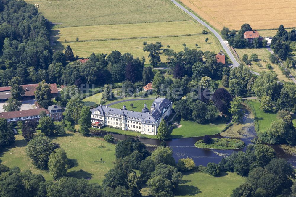 Rosendahl aus der Vogelperspektive: Wassergraben mit Wasserschloß Schloss Varlar in Rosendahl im Bundesland Nordrhein-Westfalen, Deutschland