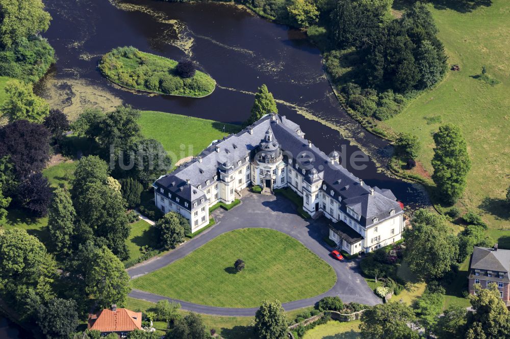 Luftaufnahme Rosendahl - Wassergraben mit Wasserschloß Schloss Varlar in Rosendahl im Bundesland Nordrhein-Westfalen, Deutschland