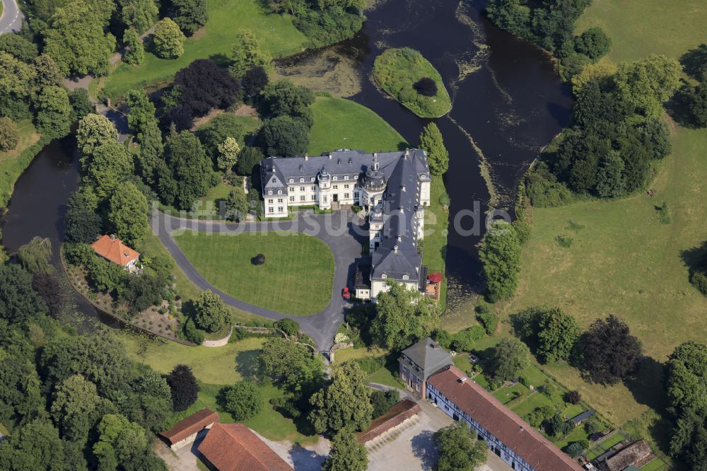 Rosendahl von oben - Wassergraben mit Wasserschloß Schloss Varlar in Rosendahl im Bundesland Nordrhein-Westfalen, Deutschland