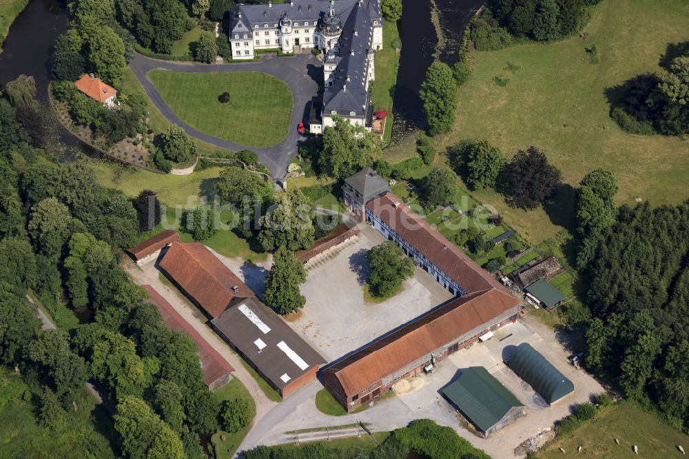 Rosendahl aus der Vogelperspektive: Wassergraben mit Wasserschloß Schloss Varlar in Rosendahl im Bundesland Nordrhein-Westfalen, Deutschland