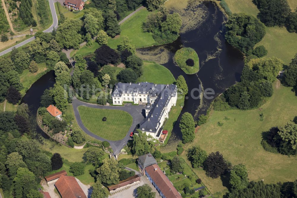 Luftaufnahme Rosendahl - Wassergraben mit Wasserschloß Schloss Varlar in Rosendahl im Bundesland Nordrhein-Westfalen, Deutschland