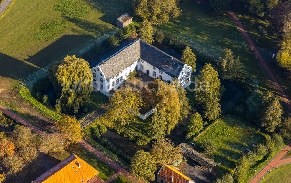 Luftbild Grefrath - Wassergraben mit Wasserschloß Schloss Wasserburg Burg Dorenburg in Grefrath im Bundesland Nordrhein-Westfalen, Deutschland