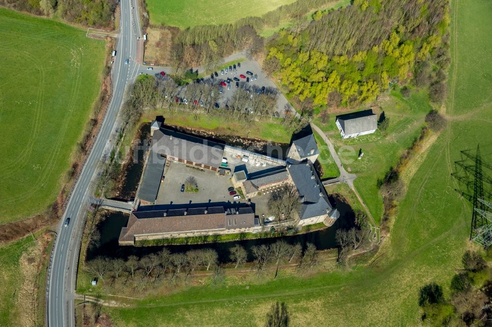 Luftaufnahme Hattingen - Wassergraben mit Wasserschloß Schloss und Wasserburg Haus Kemnad im Ortsteil Buchholz in Hattingen im Bundesland Nordrhein-Westfalen