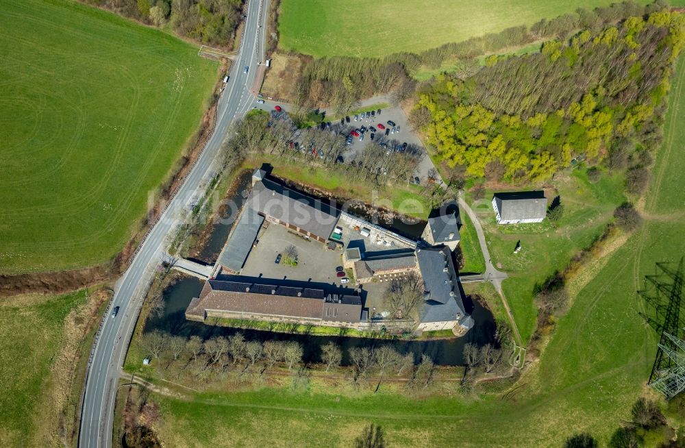 Hattingen von oben - Wassergraben mit Wasserschloß Schloss und Wasserburg Haus Kemnad im Ortsteil Buchholz in Hattingen im Bundesland Nordrhein-Westfalen