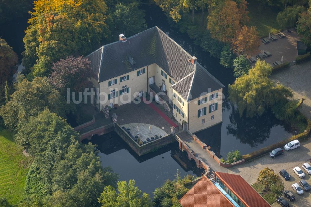 Luftbild Gelsenkirchen - Wassergraben mit Wasserschloß Schloss Wasserburg Haus Lüttinghof an der Lüttinghofallee in Gelsenkirchen im Bundesland Nordrhein-Westfalen, Deutschland