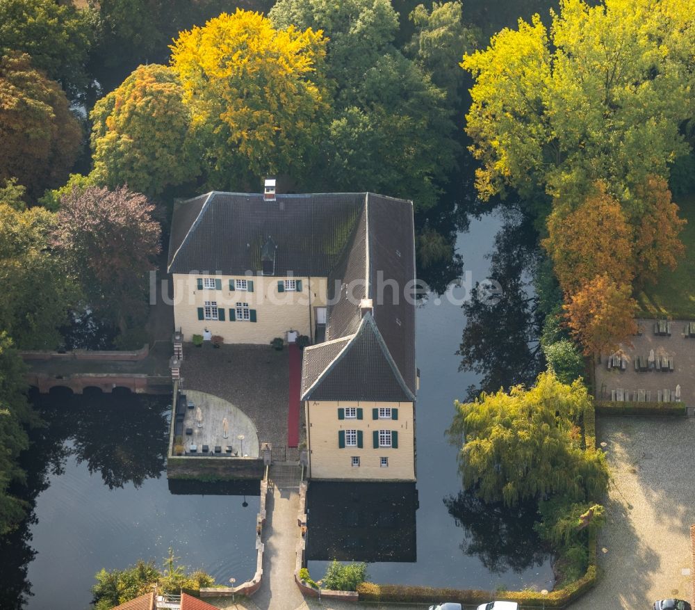 Luftaufnahme Gelsenkirchen - Wassergraben mit Wasserschloß Schloss Wasserburg Haus Lüttinghof an der Lüttinghofallee in Gelsenkirchen im Bundesland Nordrhein-Westfalen, Deutschland