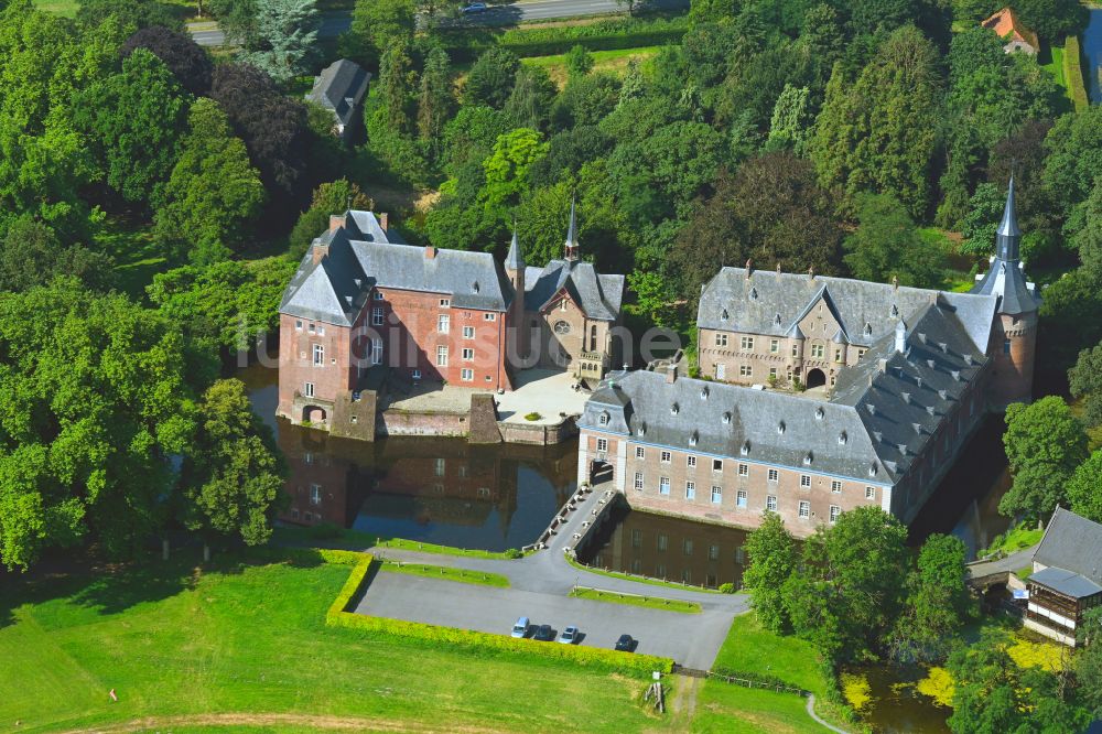 Luftaufnahme Weeze - Wassergraben mit Wasserschloß Schloss in Weeze im Bundesland Nordrhein-Westfalen, Deutschland