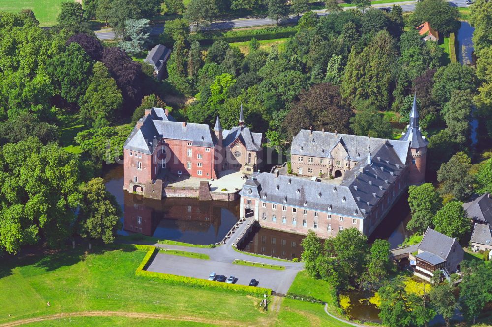 Weeze von oben - Wassergraben mit Wasserschloß Schloss in Weeze im Bundesland Nordrhein-Westfalen, Deutschland