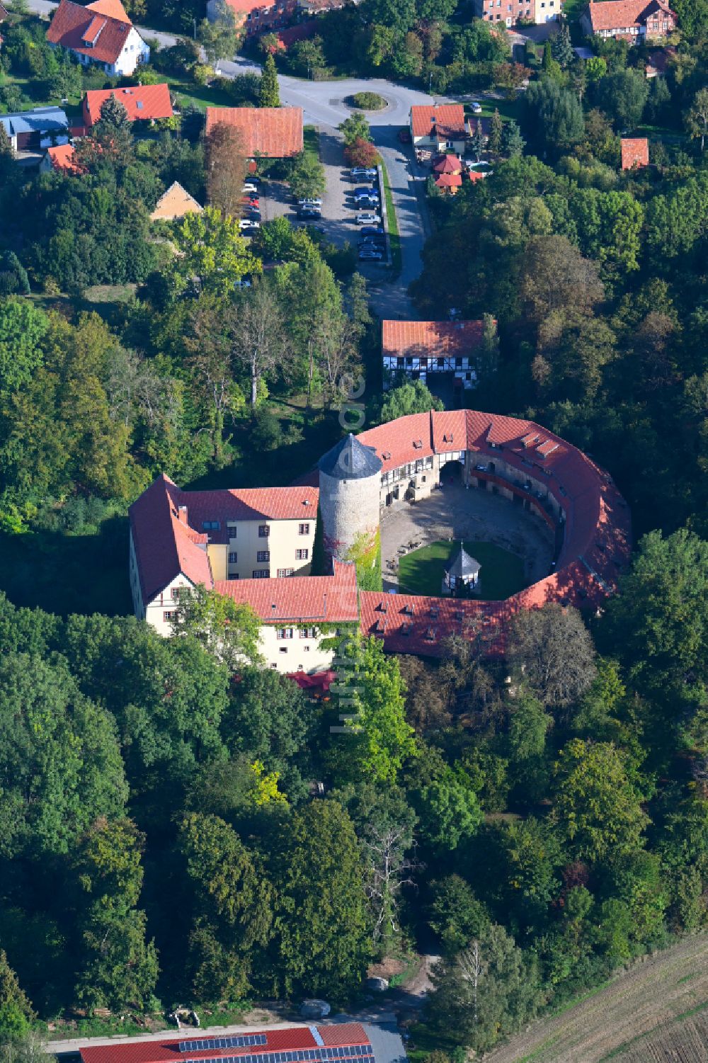 Westerburg von oben - Wassergraben mit Wasserschloß Schloss in Westerburg im Bundesland Sachsen-Anhalt, Deutschland