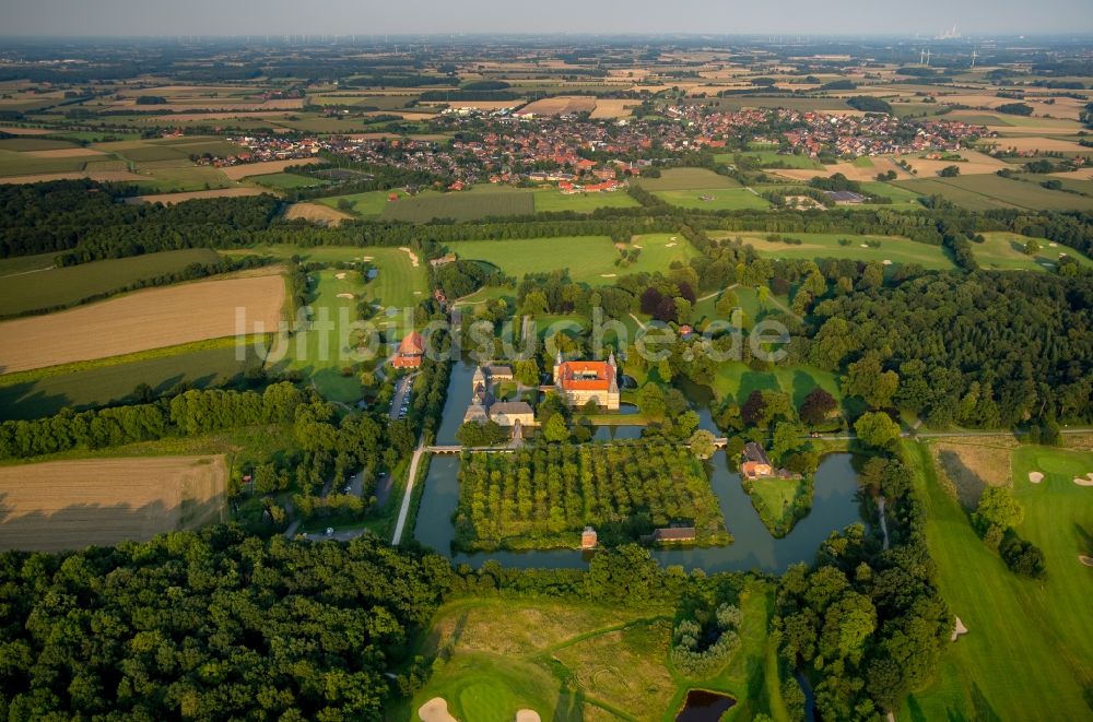 Luftaufnahme Ascheberg - Wassergraben mit Wasserschloß Schloss Westerwinkel in Ascheberg im Bundesland Nordrhein-Westfalen