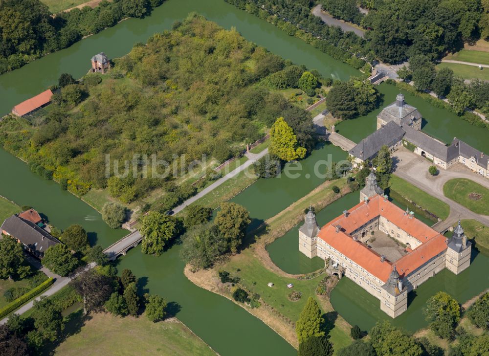 Ascheberg aus der Vogelperspektive: Wassergraben mit Wasserschloß Schloss Westerwinkel in Ascheberg im Bundesland Nordrhein-Westfalen