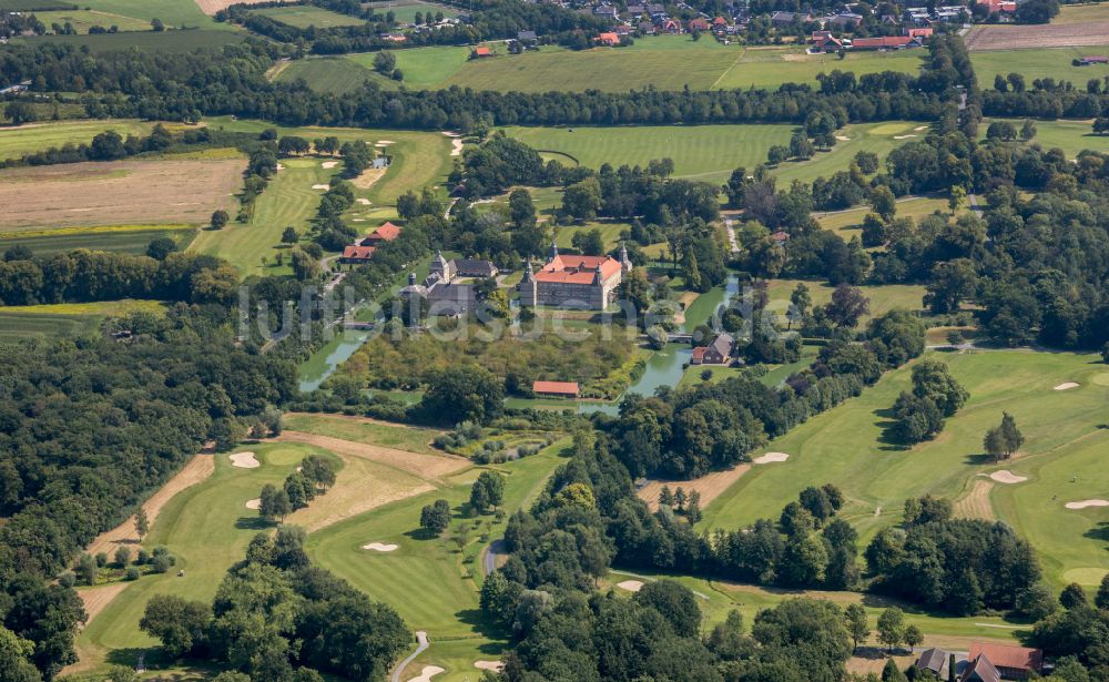 Luftaufnahme Ascheberg - Wassergraben mit Wasserschloß Schloss Westerwinkel in Ascheberg im Bundesland Nordrhein-Westfalen