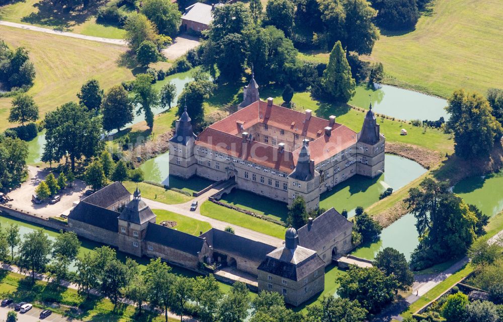 Ascheberg von oben - Wassergraben mit Wasserschloß Schloss Westerwinkel in Ascheberg im Bundesland Nordrhein-Westfalen