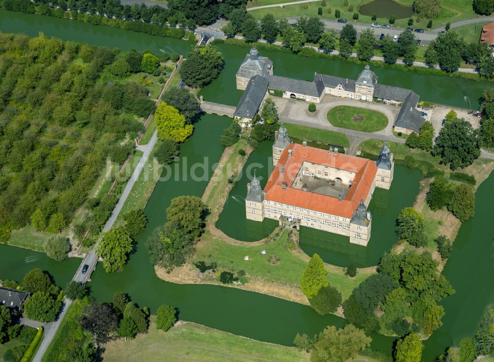 Ascheberg aus der Vogelperspektive: Wassergraben mit Wasserschloß Schloss Westerwinkel in Ascheberg im Bundesland Nordrhein-Westfalen