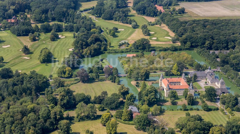 Ascheberg aus der Vogelperspektive: Wassergraben mit Wasserschloß Schloss Westerwinkel in Ascheberg im Bundesland Nordrhein-Westfalen