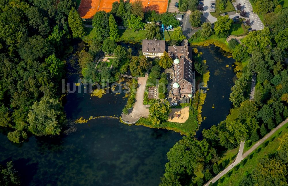 Gladbeck aus der Vogelperspektive: Wassergraben mit Wasserschloß Schloss Wittringen in Gladbeck im Bundesland Nordrhein-Westfalen