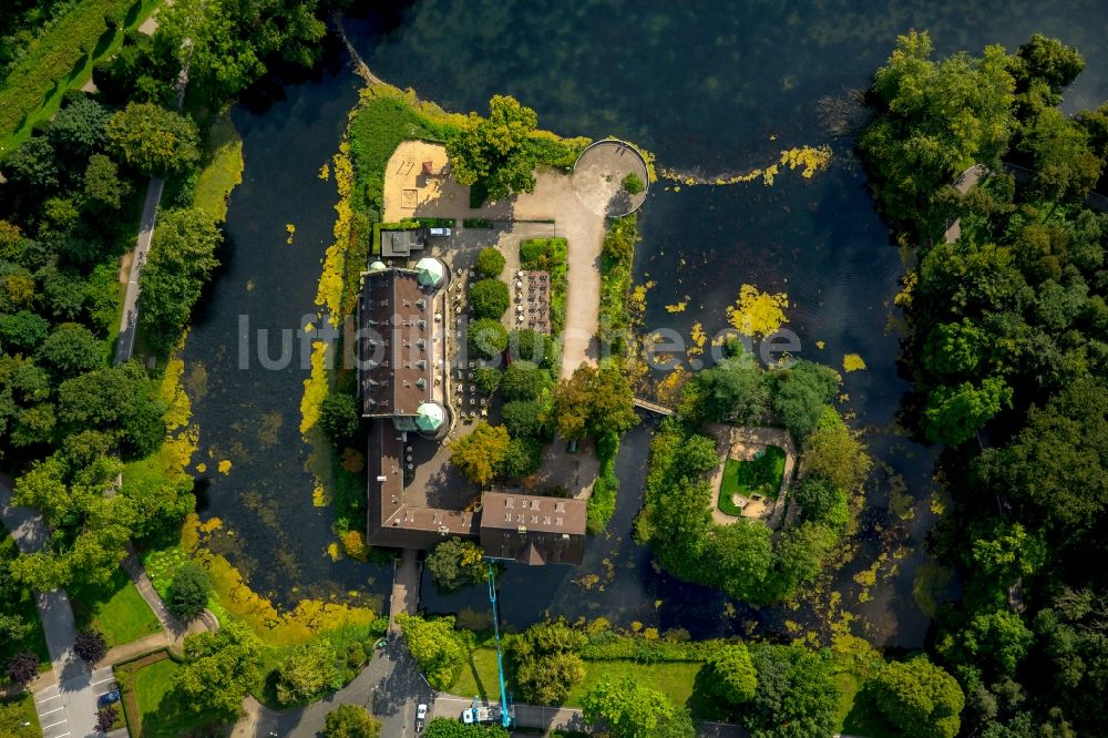 Luftbild Gladbeck - Wassergraben mit Wasserschloß Schloss Wittringen in Gladbeck im Bundesland Nordrhein-Westfalen