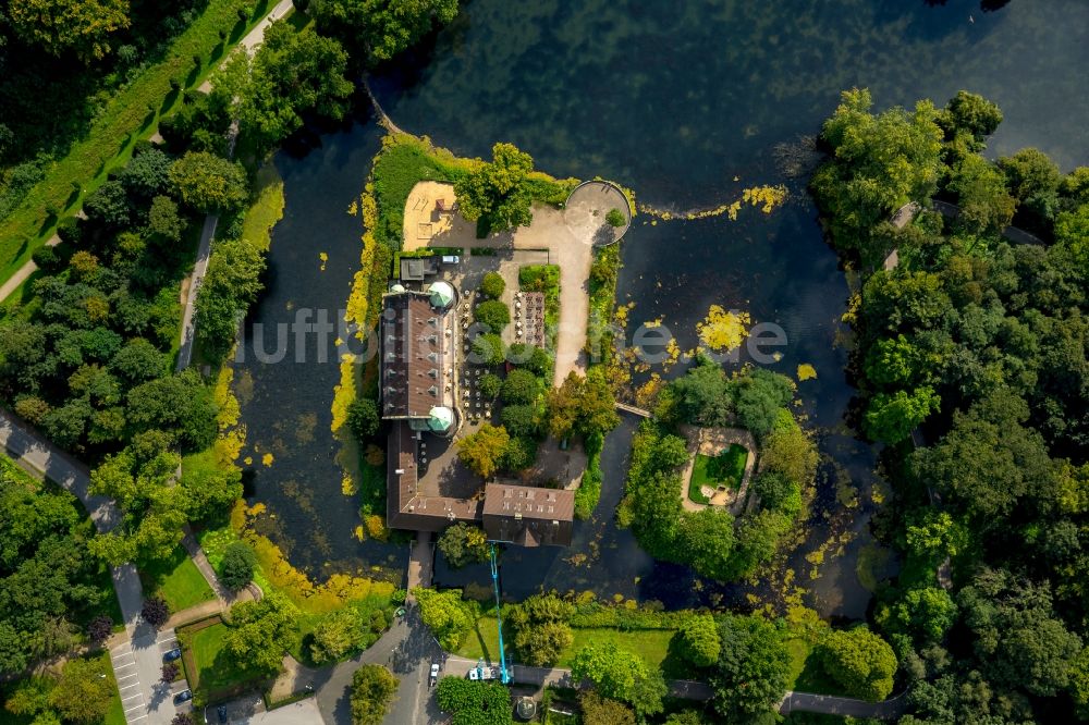 Luftaufnahme Gladbeck - Wassergraben mit Wasserschloß Schloss Wittringen in Gladbeck im Bundesland Nordrhein-Westfalen