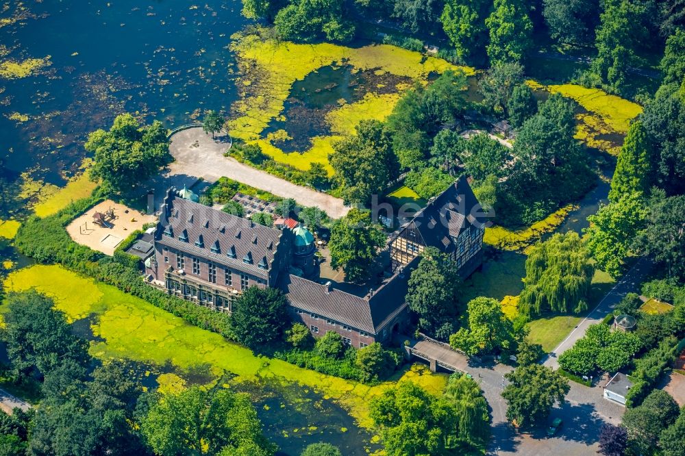 Luftbild Gladbeck - Wassergraben mit Wasserschloß Schloss Wittringen in Gladbeck im Bundesland Nordrhein-Westfalen