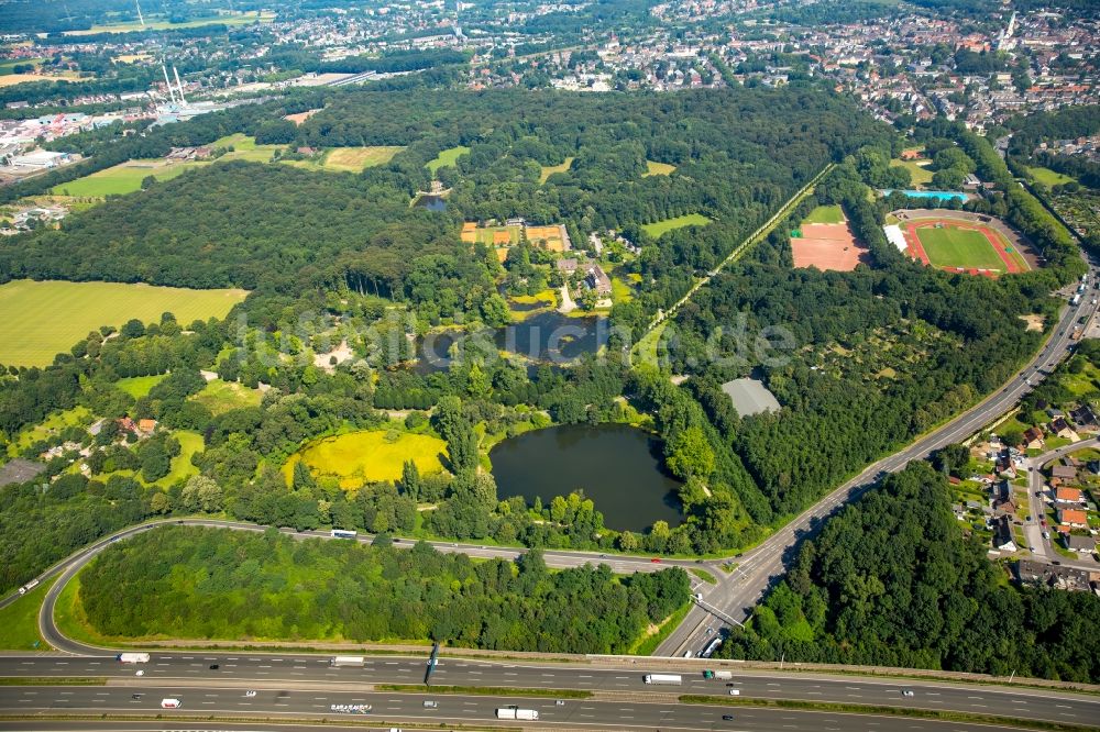 Gladbeck von oben - Wassergraben mit Wasserschloß Schloss Wittringen in Gladbeck im Bundesland Nordrhein-Westfalen