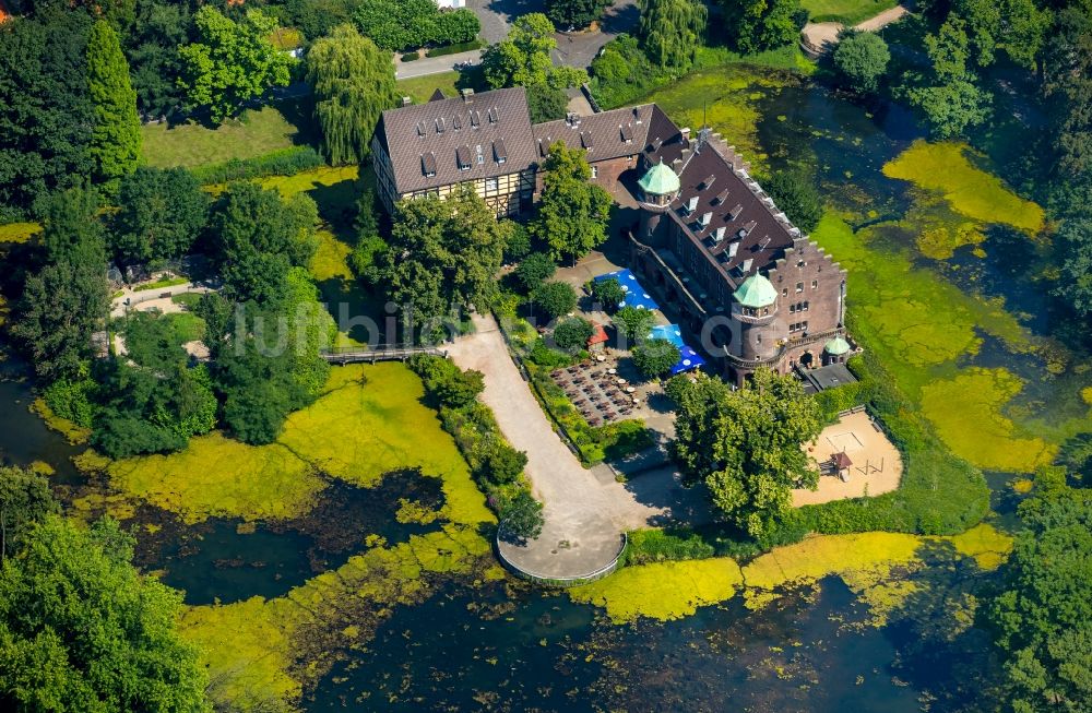 Luftaufnahme Gladbeck - Wassergraben mit Wasserschloß Schloss Wittringen in Gladbeck im Bundesland Nordrhein-Westfalen