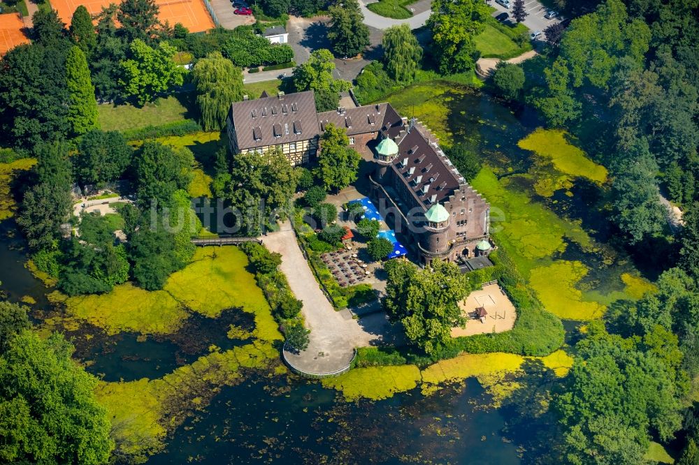 Gladbeck von oben - Wassergraben mit Wasserschloß Schloss Wittringen in Gladbeck im Bundesland Nordrhein-Westfalen