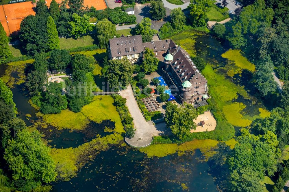 Gladbeck aus der Vogelperspektive: Wassergraben mit Wasserschloß Schloss Wittringen in Gladbeck im Bundesland Nordrhein-Westfalen