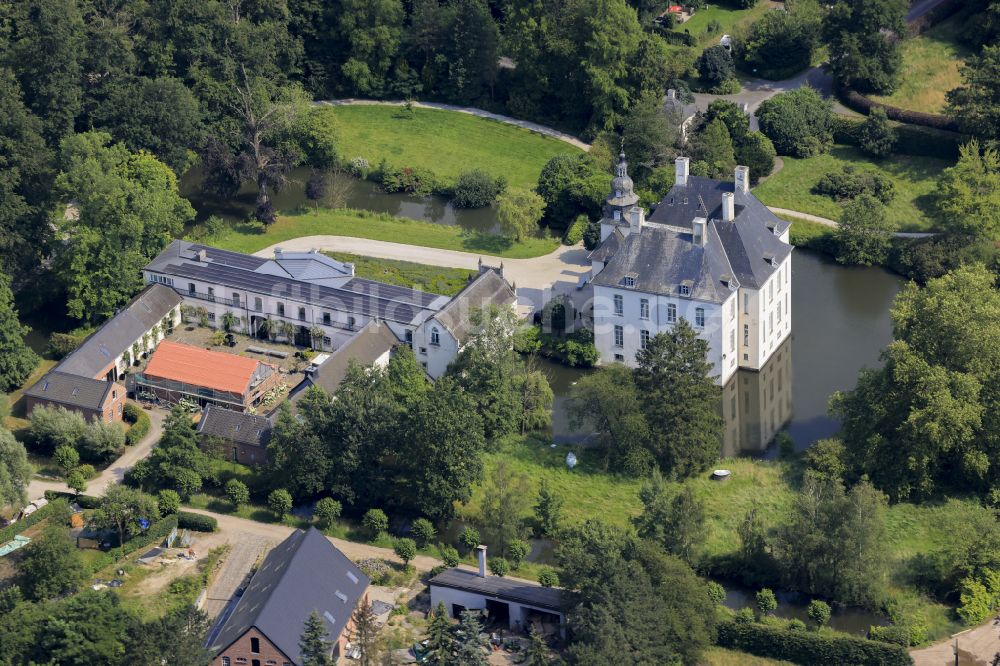 Luftaufnahme Hünxe - Wassergraben mit Wasserschloß Schlosshotel Gartrop in Hünxe im Bundesland Nordrhein-Westfalen, Deutschland