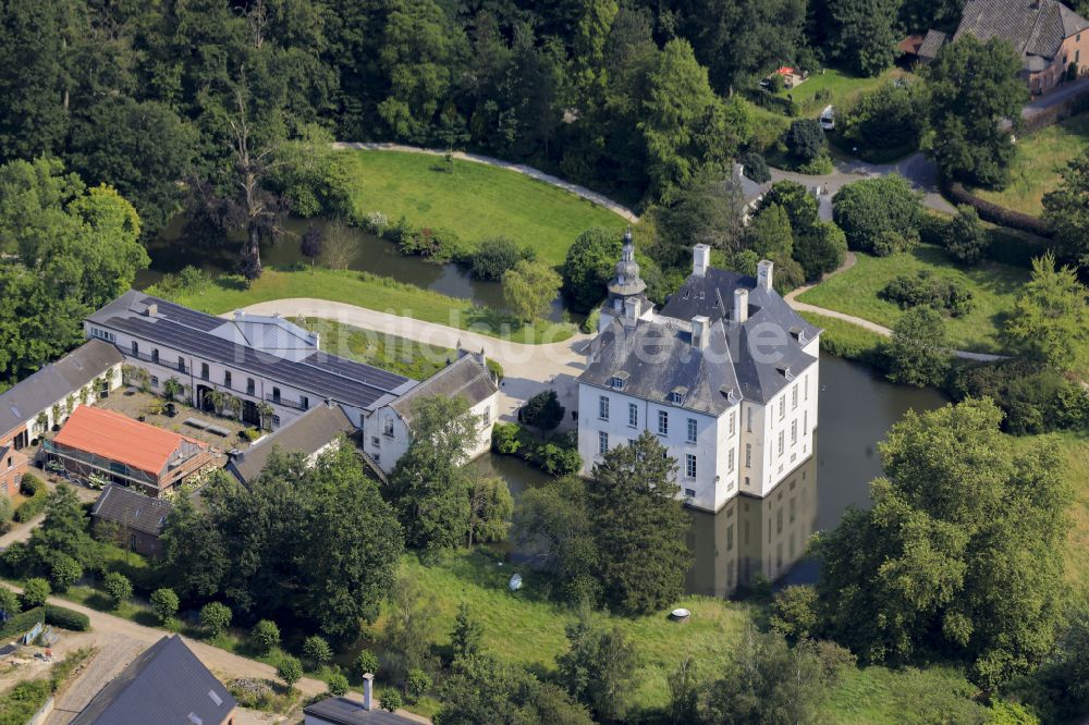 Hünxe von oben - Wassergraben mit Wasserschloß Schlosshotel Gartrop in Hünxe im Bundesland Nordrhein-Westfalen, Deutschland