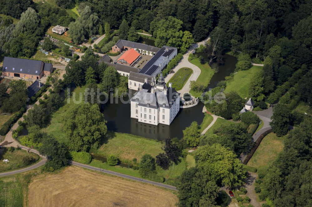 Luftbild Hünxe - Wassergraben mit Wasserschloß Schlosshotel Gartrop in Hünxe im Bundesland Nordrhein-Westfalen, Deutschland