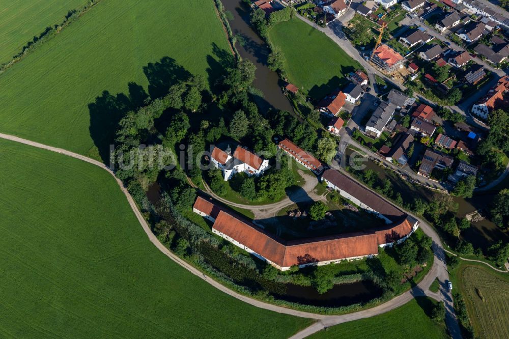 Aham von oben - Wassergraben mit Wasserschloß am Vilsufer in Aham im Bundesland Bayern, Deutschland