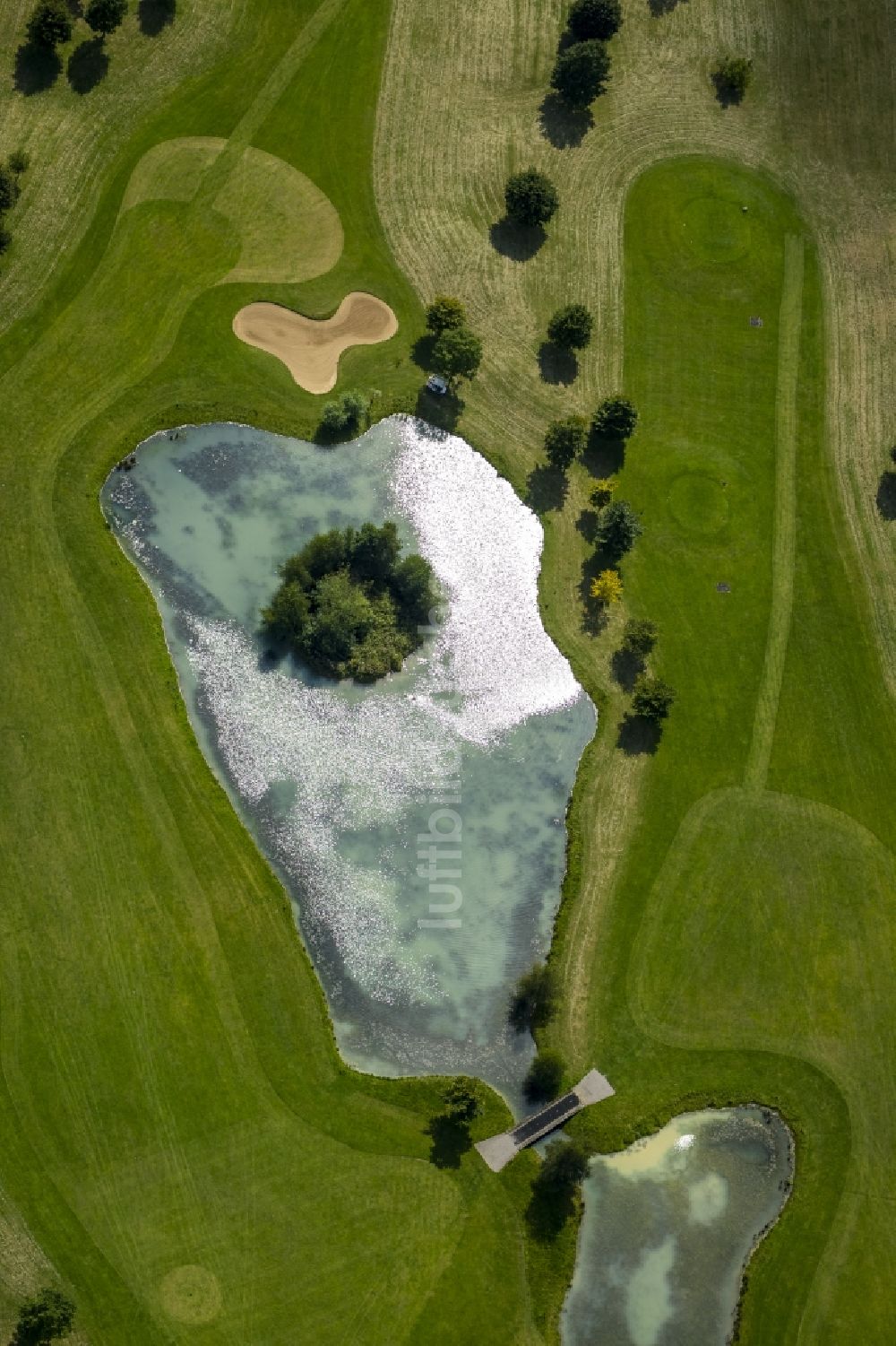 Kamp-Lintfort aus der Vogelperspektive: Wasserhindernis auf einem Golfplatz in Kamp-Lintfort im Bundesland Nordrhein-Westfalen