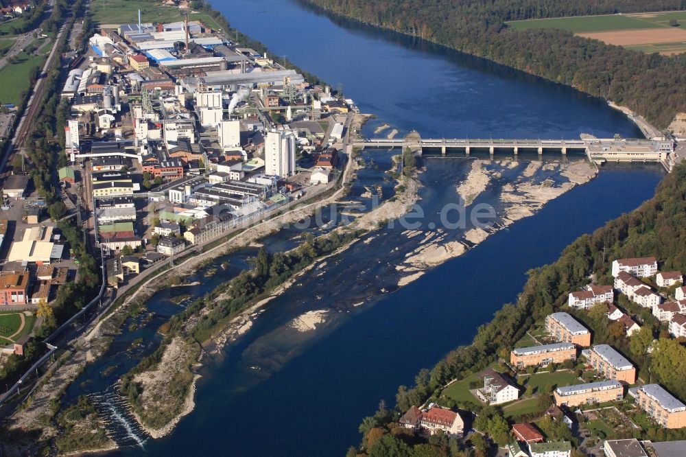 Rheinfelden (Baden) von oben - Wasserkraftwerk, Fischtreppen und Industrieanlagen am Ufer des Rhein in Rheinfelden (Baden) im Bundesland Baden-Württemberg