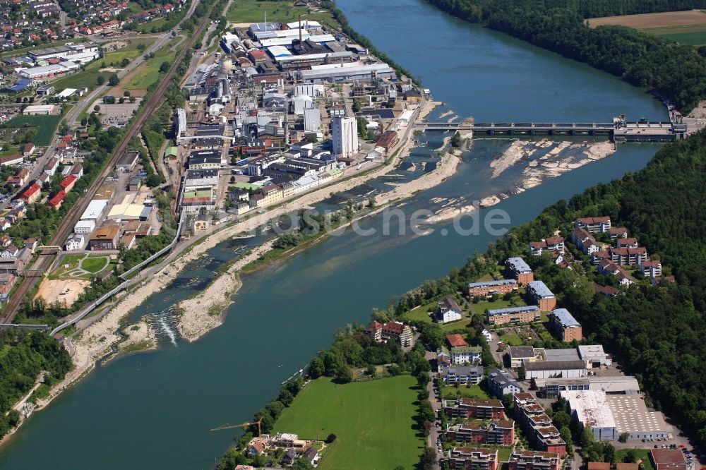 Rheinfelden (Baden) von oben - Wasserkraftwerk und Fischtreppen am Ufer des Rhein in Rheinfelden (Baden) im Bundesland Baden-Württemberg