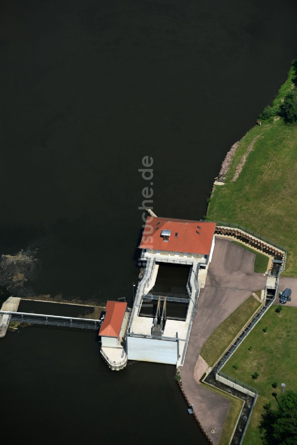 Calbe (Saale) von oben - Wasserkraftwerk der Saale-Kraftwerk Calbe GmbH in Calbe (Saale) im Bundesland Sachsen-Anhalt