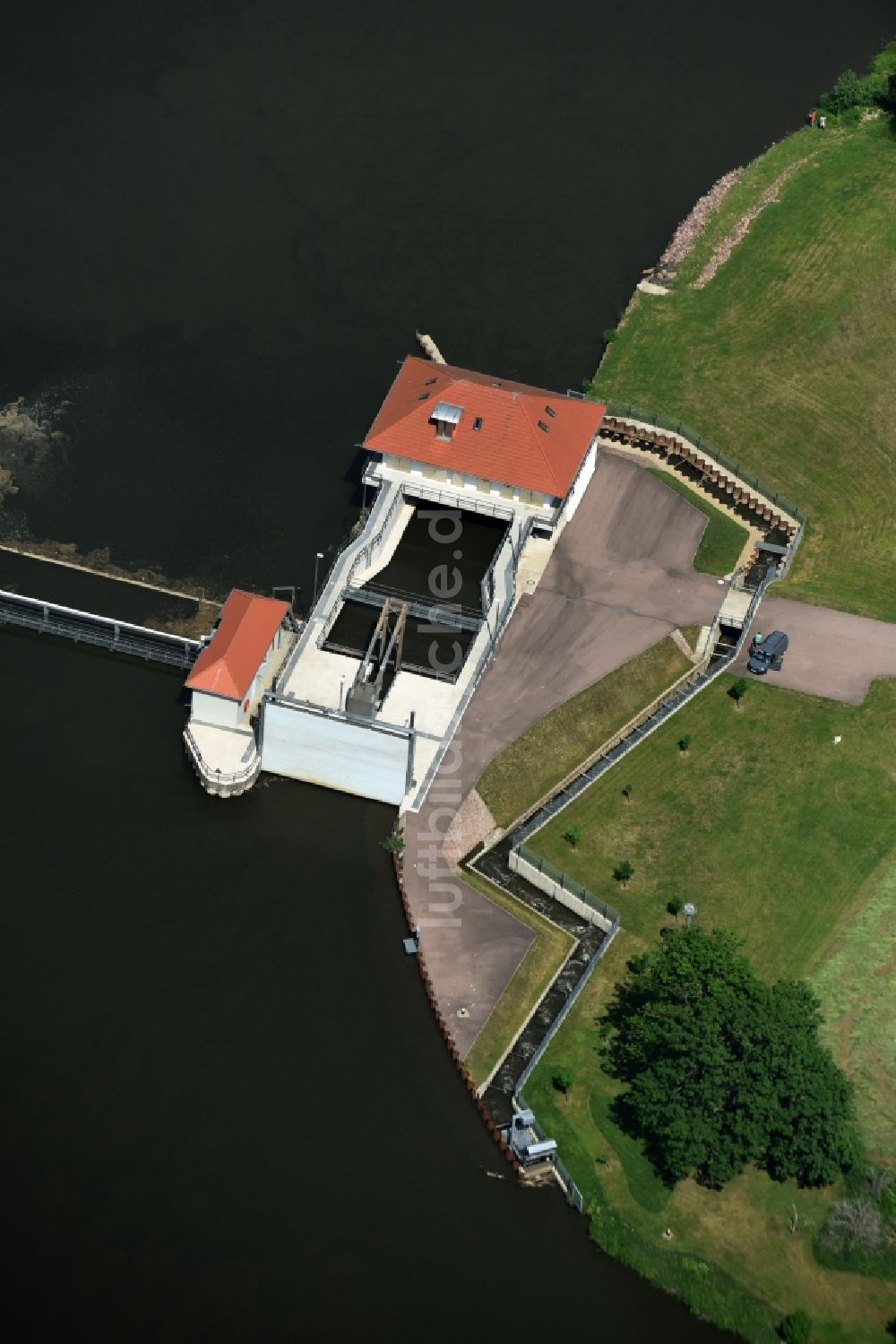 Calbe (Saale) aus der Vogelperspektive: Wasserkraftwerk der Saale-Kraftwerk Calbe GmbH in Calbe (Saale) im Bundesland Sachsen-Anhalt