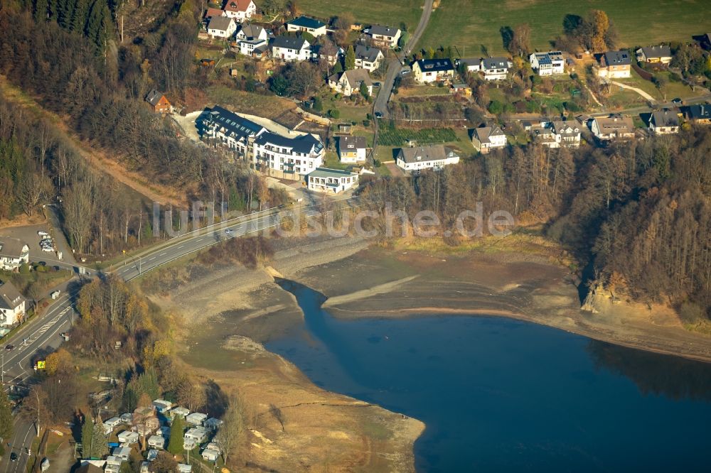 Luftaufnahme Gummersbach - Wassermangel an den Uferbereichen der Aggertalsperre in Gummersbach im Bundesland Nordrhein-Westfalen, Deutschland