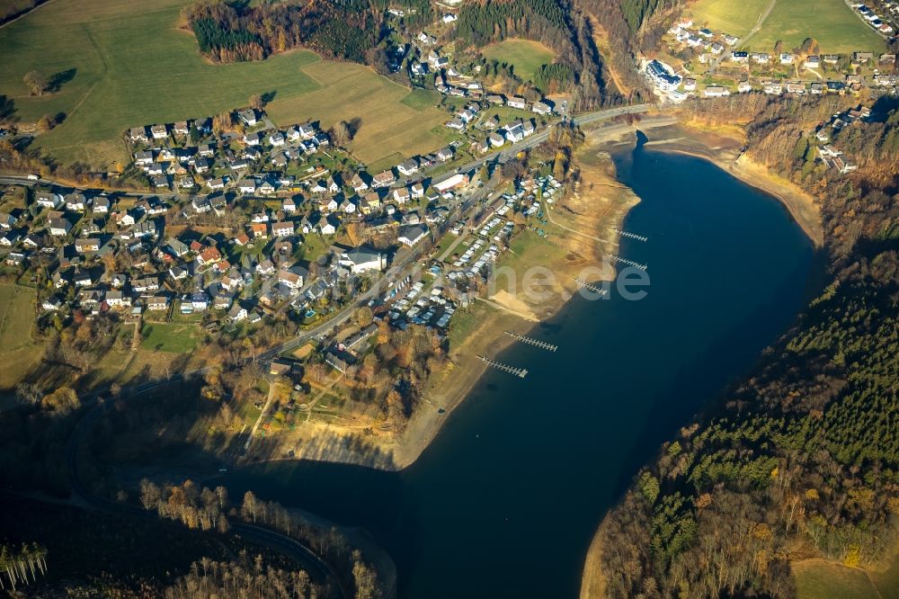 Gummersbach aus der Vogelperspektive: Wassermangel an den Uferbereichen der Aggertalsperre in Gummersbach im Bundesland Nordrhein-Westfalen, Deutschland