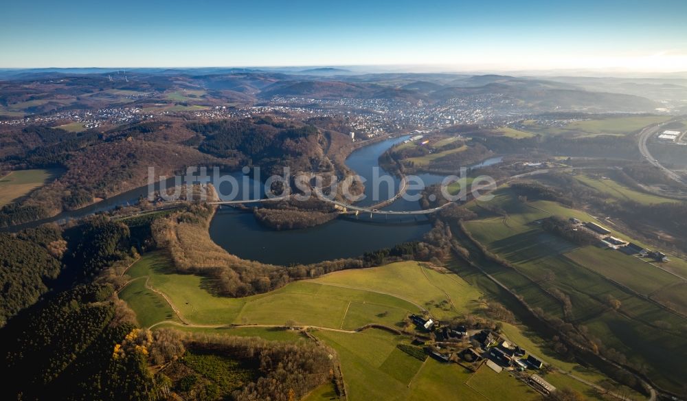 Olpe von oben - Wassermangel an den Uferbereichen des Biggesee in Olpe im Bundesland Nordrhein-Westfalen, Deutschland