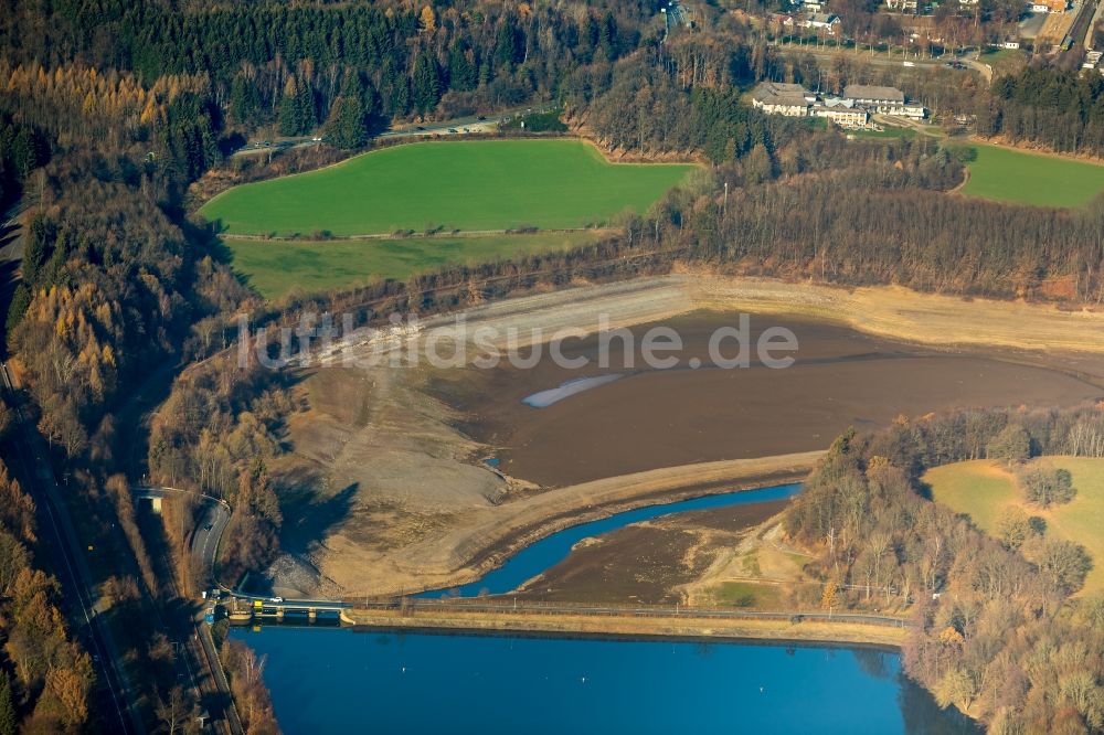 Olpe aus der Vogelperspektive: Wassermangel an den Uferbereichen des Biggesee in Olpe im Bundesland Nordrhein-Westfalen, Deutschland