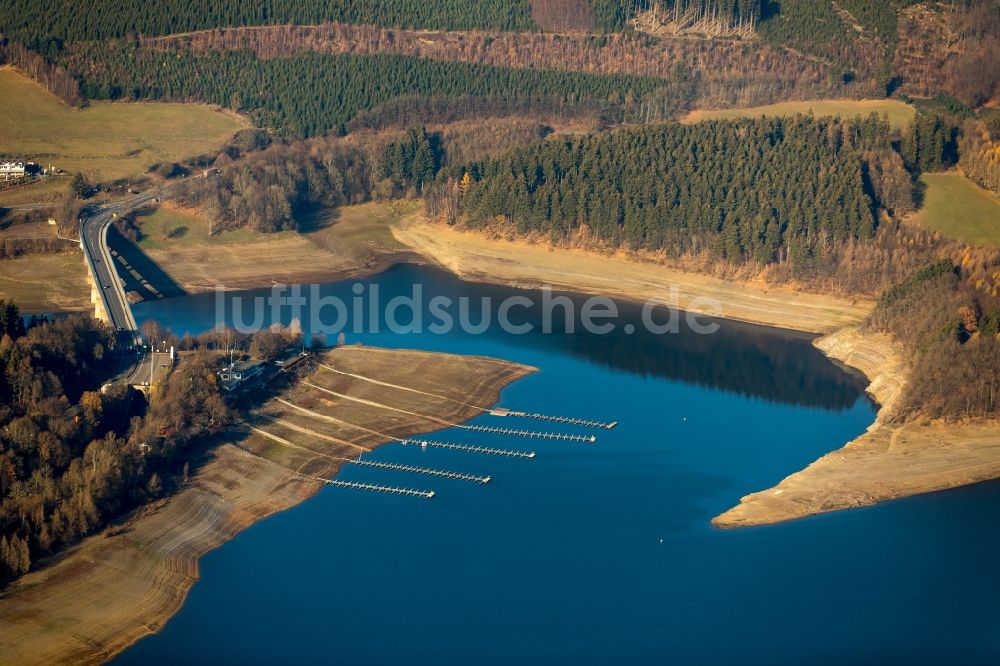 Attendorn von oben - Wassermangel an den Uferbereichen der Biggetalsperre in Attendorn im Bundesland Nordrhein-Westfalen, Deutschland